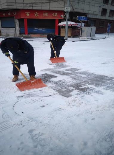 白雪中那一抹城管蓝 护你平安