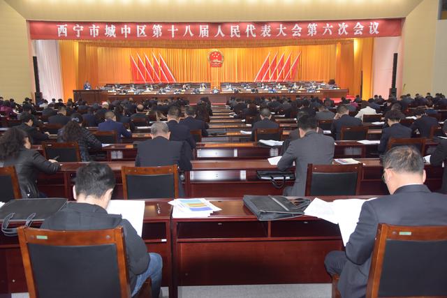 区人民政府区长吉辉作了《政府工作报告,报告回顾了过去一年的工作