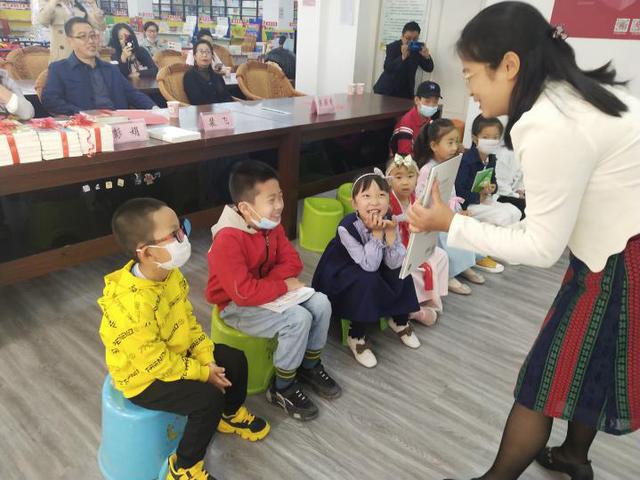 城中区人民街街道办：相伴成长 童庆六一