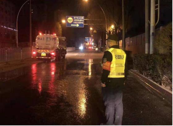 中区城管夜间守控 严厉查处违规运输