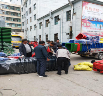 城中区南川西路街道办：为辖区楼院发放分类垃圾桶
