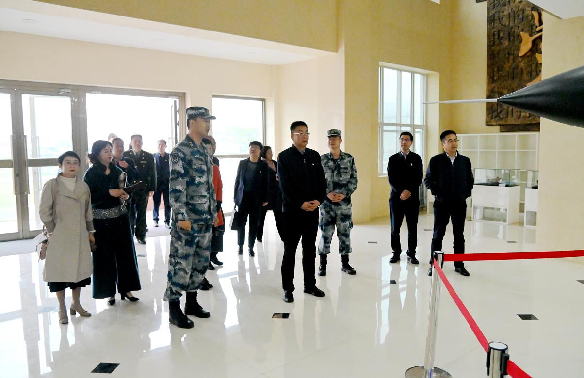 西宁城中：区委中心组走进国防教育基地